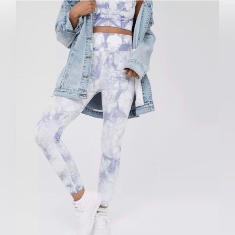 Offline By Arie Blue and White Pattern Leggings